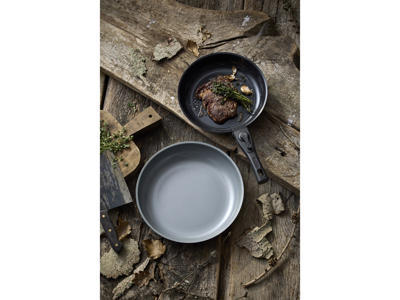 HOLM Stegepandesæt 24 og 28 cm i aluminium med keramisk non-stick-belægningog et aftageligt greb