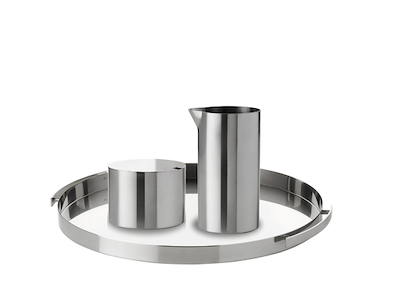 Stelton - Arne Jacobsen Flødekande 0,15 l og sukkerskål 0,2 l samt serveringsbakke Ø 33,5 cm